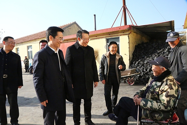 任敬喜向初村敬老院入住老人了解居住情况.
