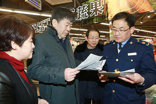 区领导检查节前食品安全工作